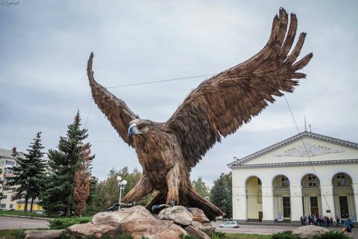 Скульптура орла в городе пятигорск - официальный символ кмв