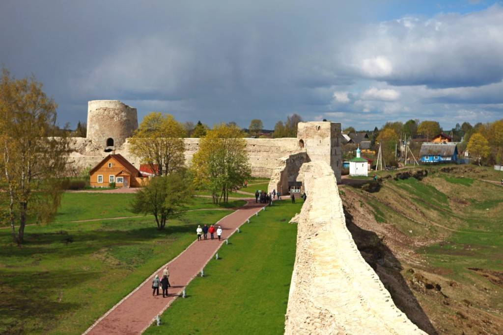 Изборская крепость в псковской области: башни и другие достопримечательности