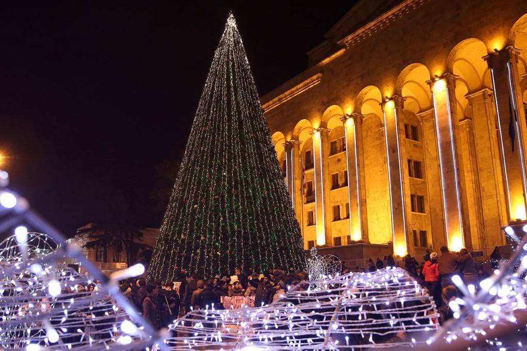 Новый год в грузии: отдых и встреча, а также погода и традиции праздников