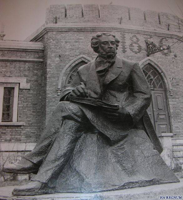 Памятник ерофею хабарову напротив ж/д вокзала