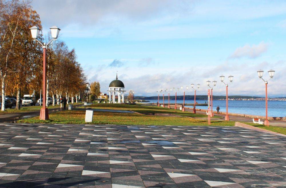 Памятники петрозаводска. набережная онежского озера в петрозаводске.