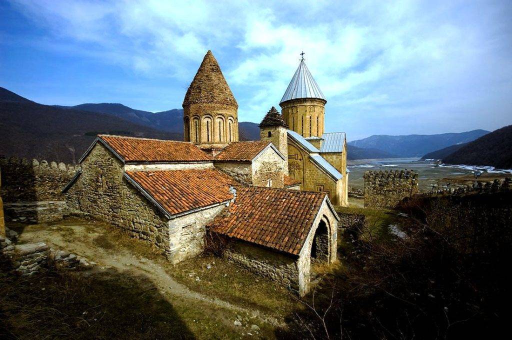 Топ-7 городов грузии, в которых следует побывать. путешествие по грузии. достопримечательности и культура. 
 - мадлоба