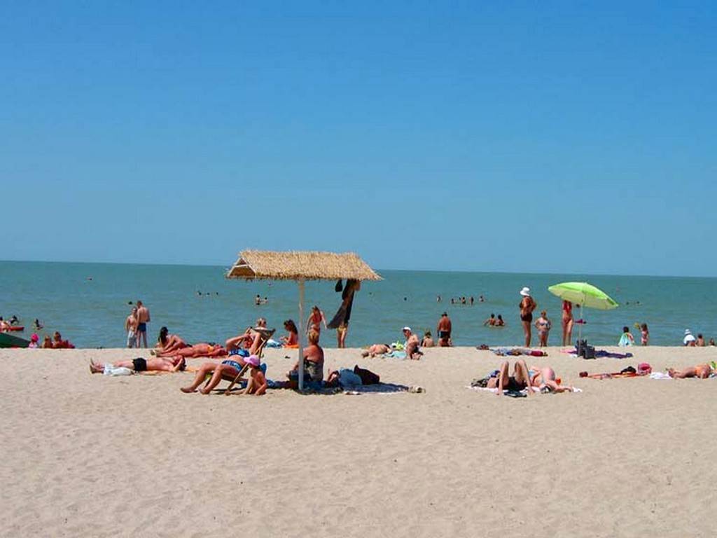 Центральный пляж ейска — гостиницы рядом, фото, видео, 2021, как добраться — туристер.ру