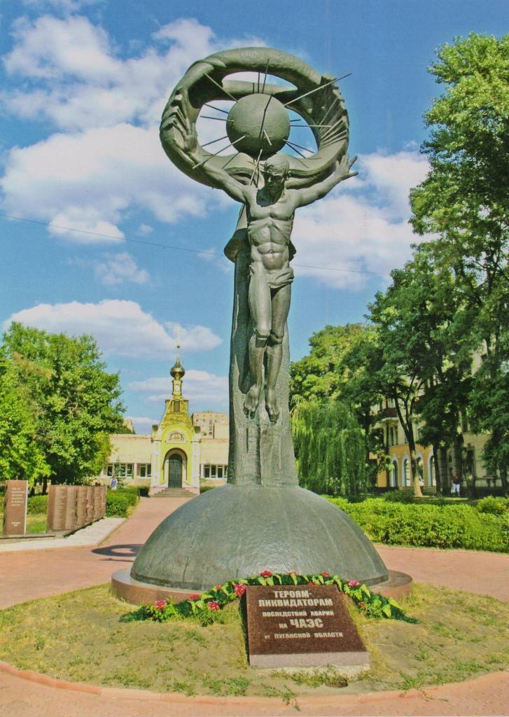 Памятник ленину на главной площади хабаровска