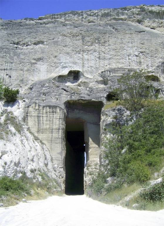 Инкерманский пещерный монастырь — выдающийся памятник нескольких эпох