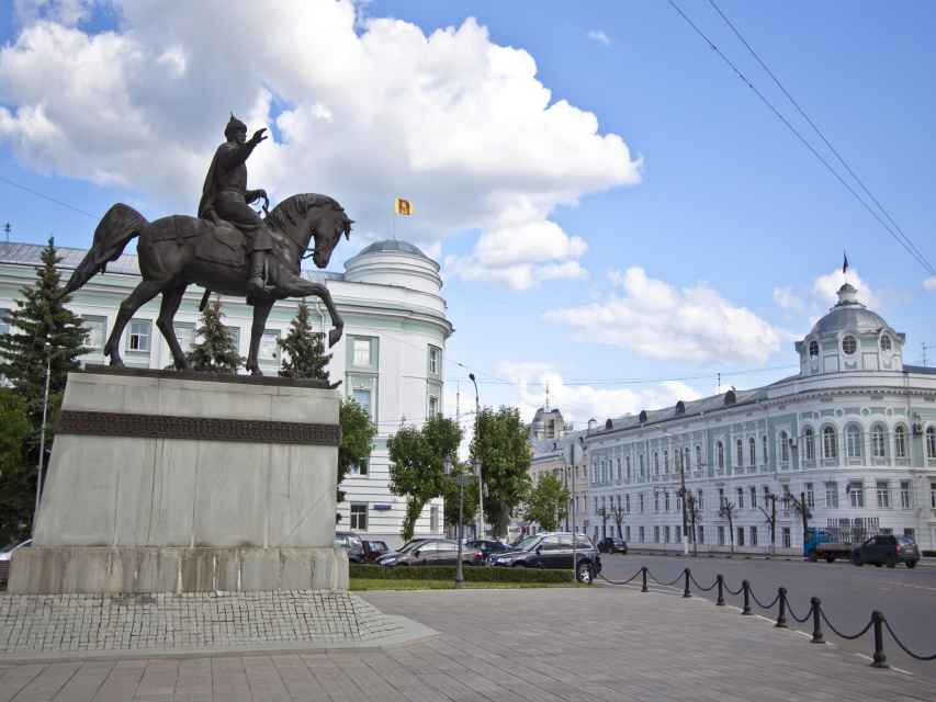 Памятник князю михаилу тверскому на советской площади | izi.travel