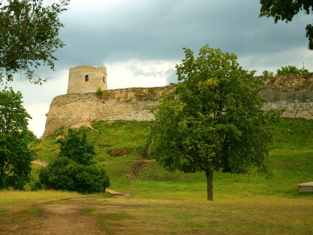 Изборская крепость – остатки древнего города в псковской области