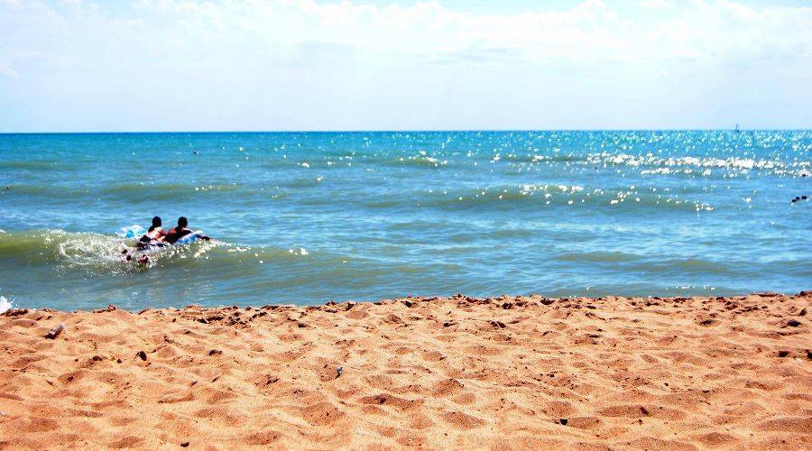 Лучшие песчаные пляжи россии: черное, азовское, балтийское и каспийское моря