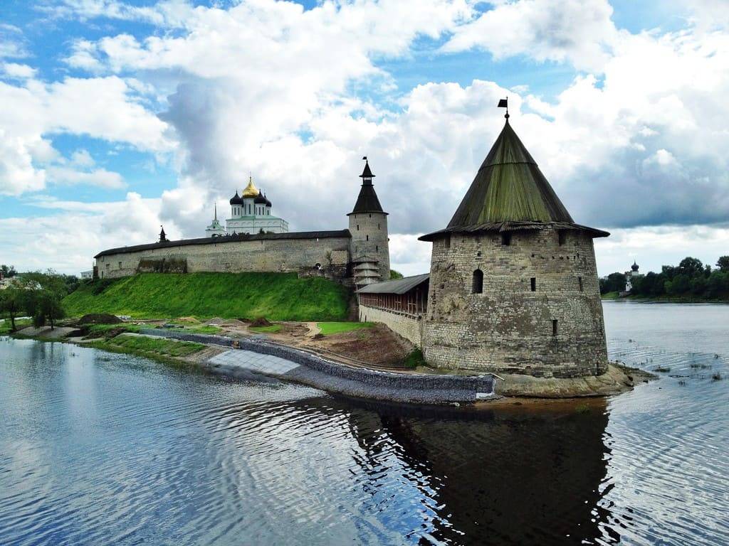 10 главных монастырей псковской области