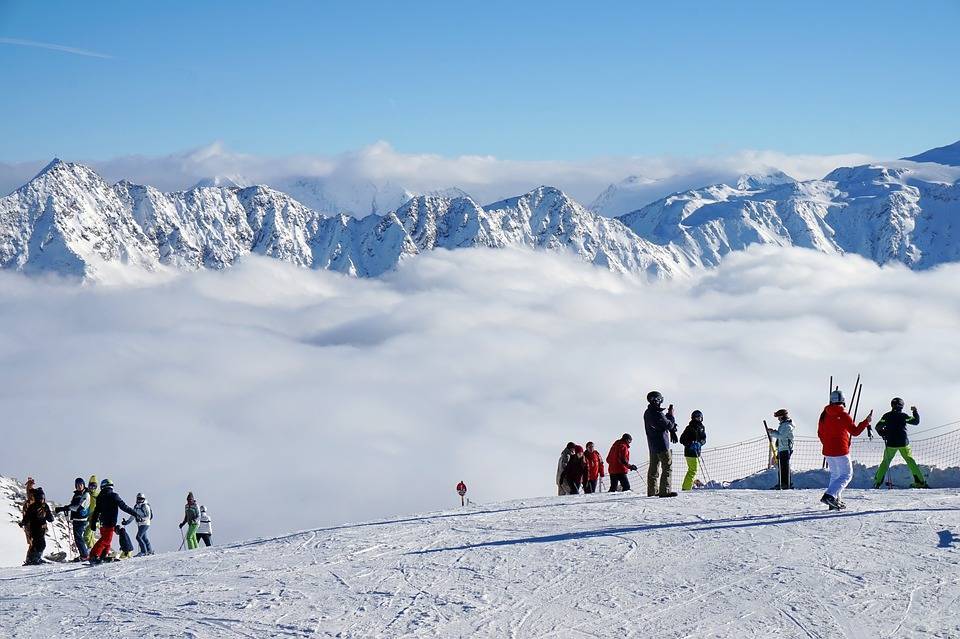 Горнолыжные курорты россии: рейтинг 20 самых лучших, где покататься на горных лыжах в 2022 году | cамые красивые места мира