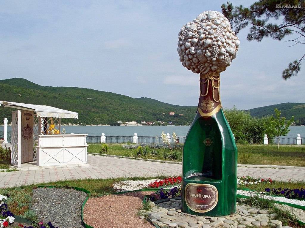 Отдых в абрау-дюрсо: загадочное озеро и вкуснейшее шампанское