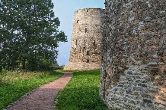 Изборская крепость – остатки древнего города в псковской области