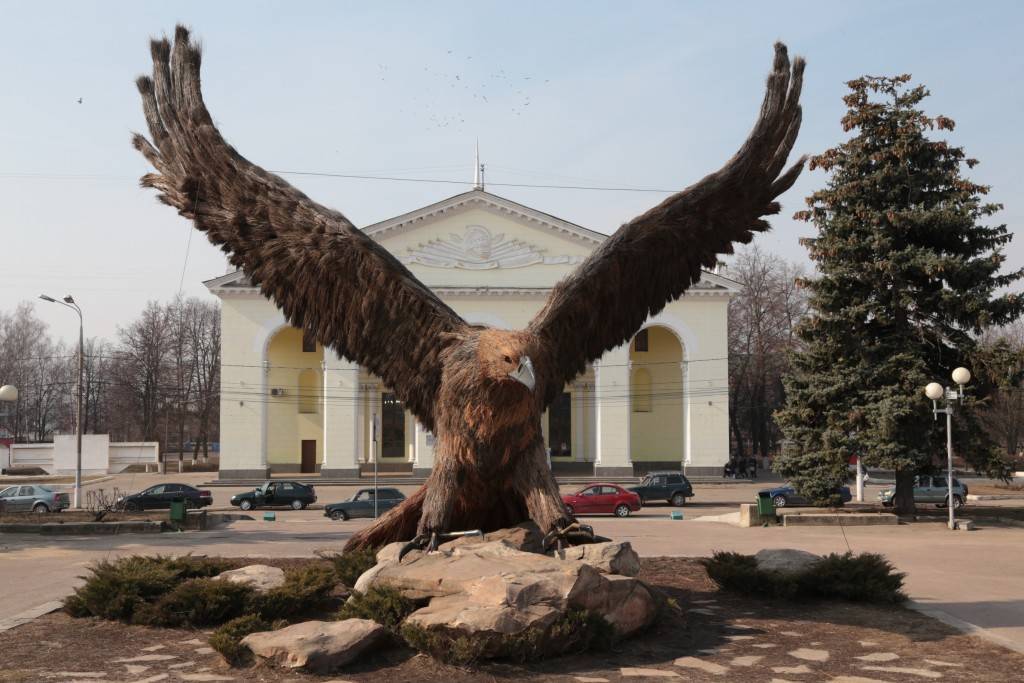 Скульптура орла в городе пятигорск - официальный символ кмв