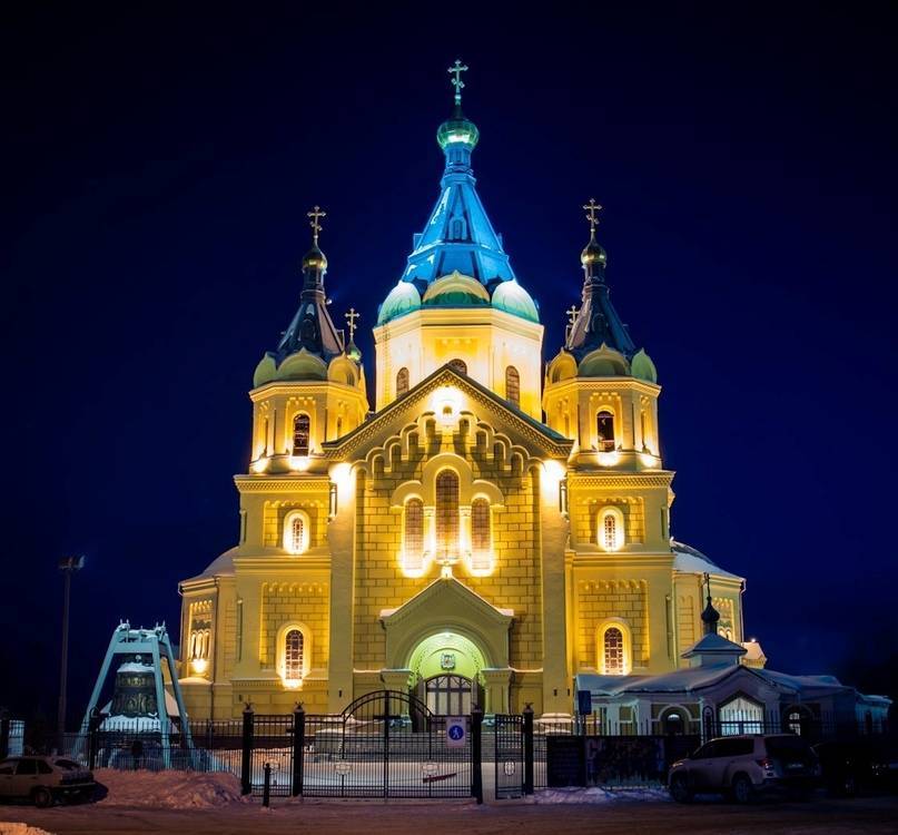 Благовещенский храмовый комплекс — белая и красная церковь на волжской набережной