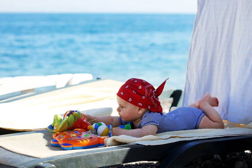На море с годовалым ребенком: с какого возраста можно возить малыша на море, куда поехать?
