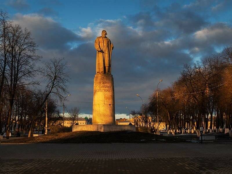 Памятник раздора. почему жители костромы спорят о восстановлении монумента царю михаилу романову и ивану сусанину · «7x7» горизонтальная россия