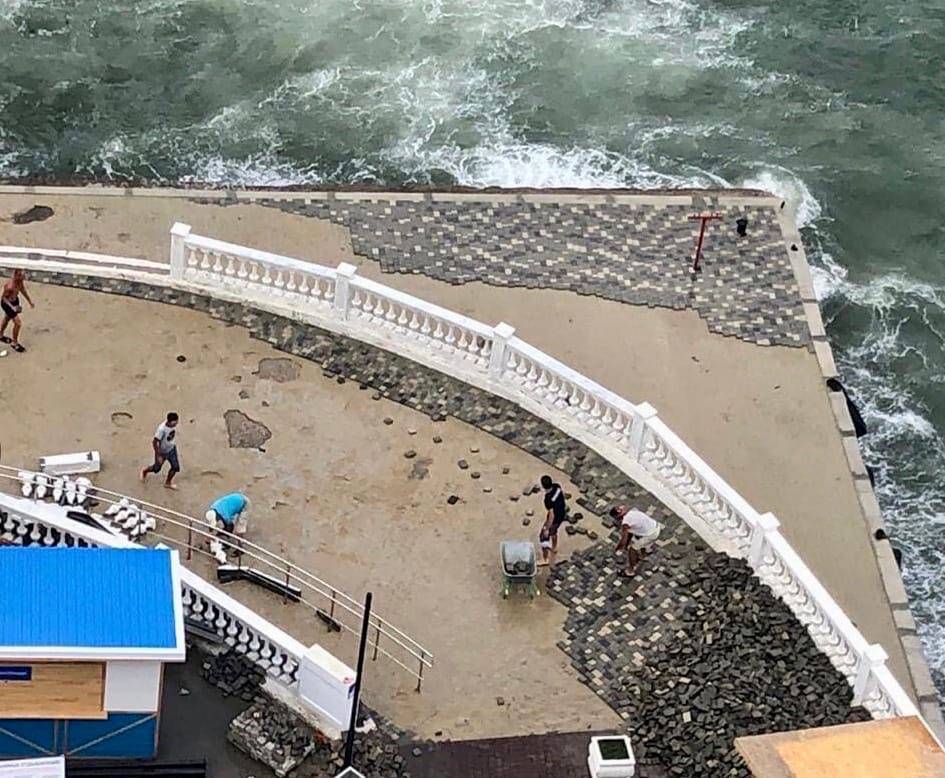 В севастополе штормом разбило пляж хрустальный и набережную корнилова