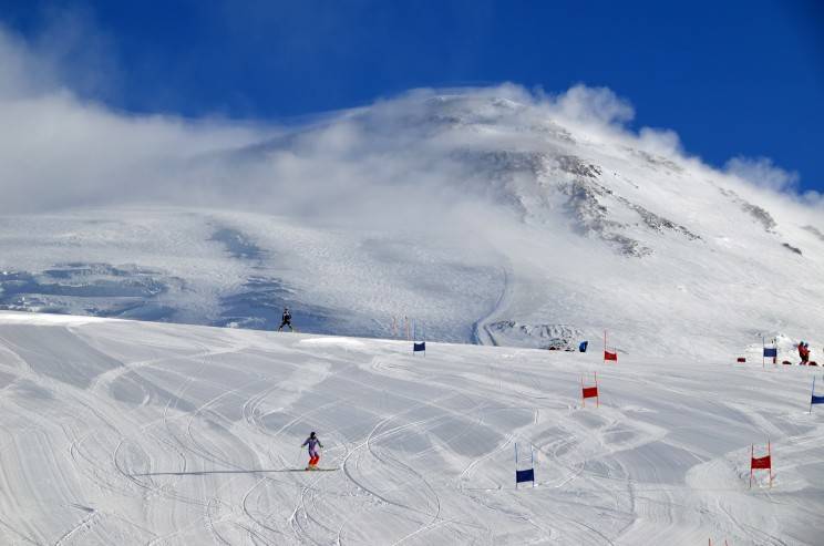 Катание на лыжах на эльбрусе: трассы, цены, условия проживания