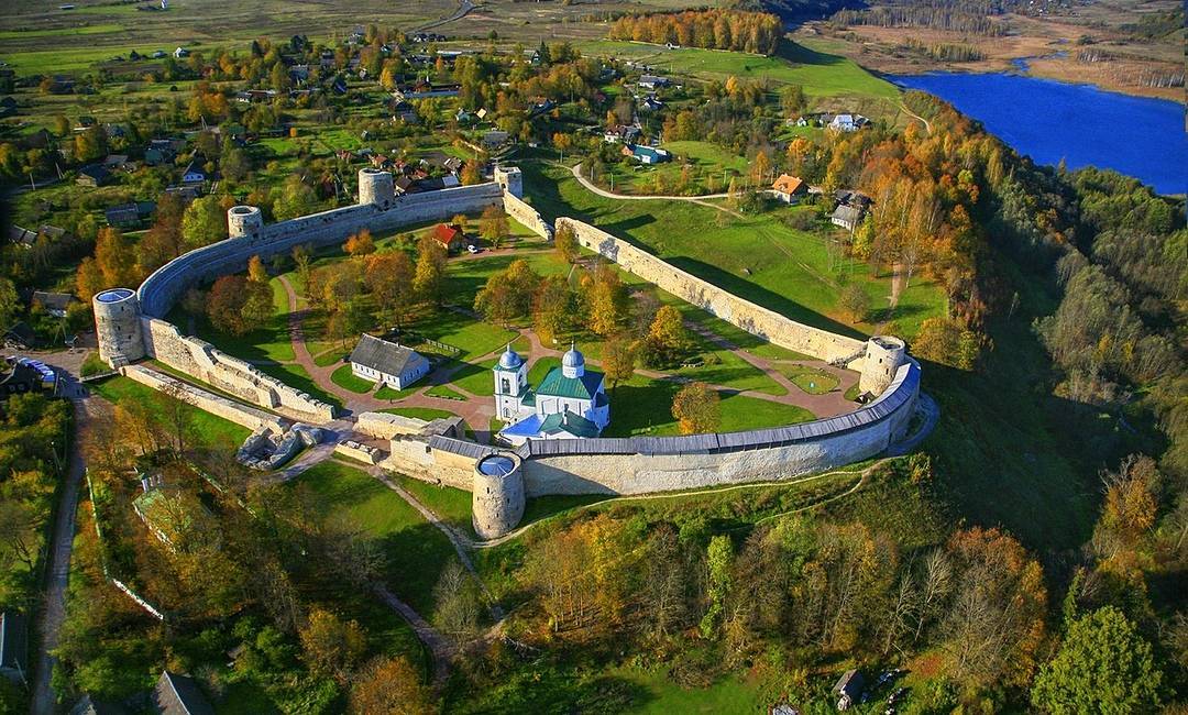 Изборская крепость в псковской области: башни и другие достопримечательности